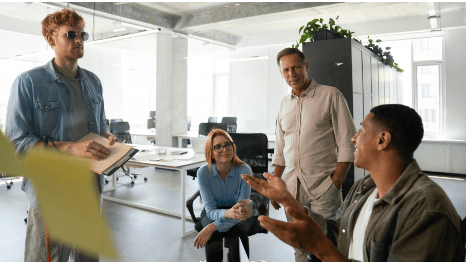 Prestamistas profesionales cerrando acuerdos exitosos